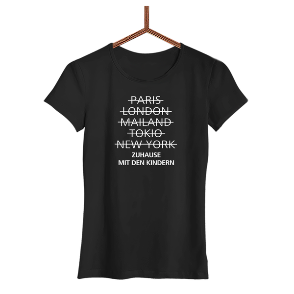 Damen T-Shirt zuhause mit den Kindern